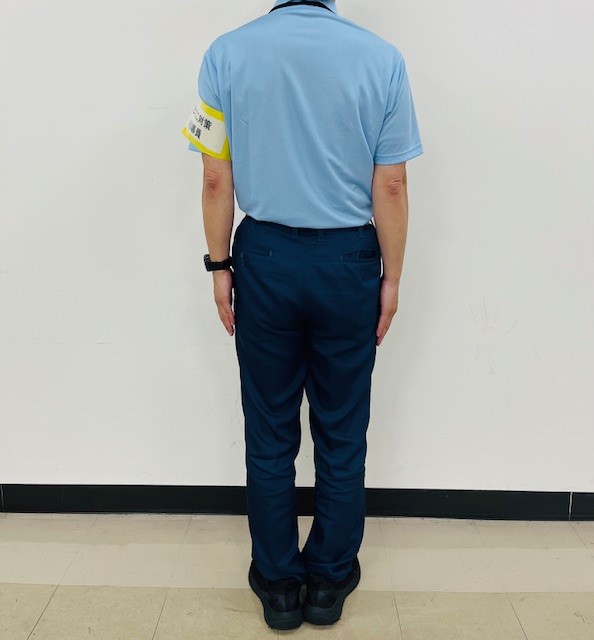 たばこ対策指導員の後ろ姿