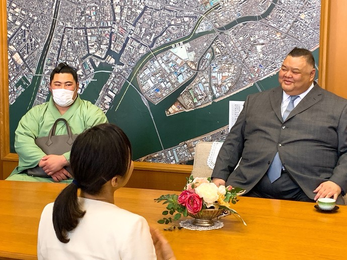 市長を表敬訪問する田子ノ浦親方の写真1