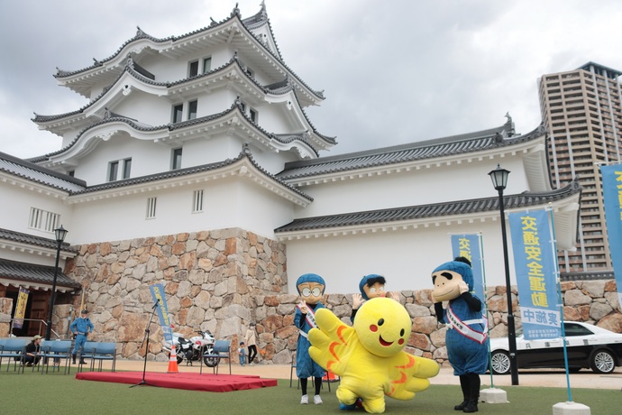 尼崎城を背景にキャラクター達が集合