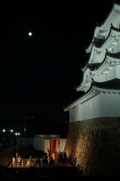 尼崎城と月を背景に薪能