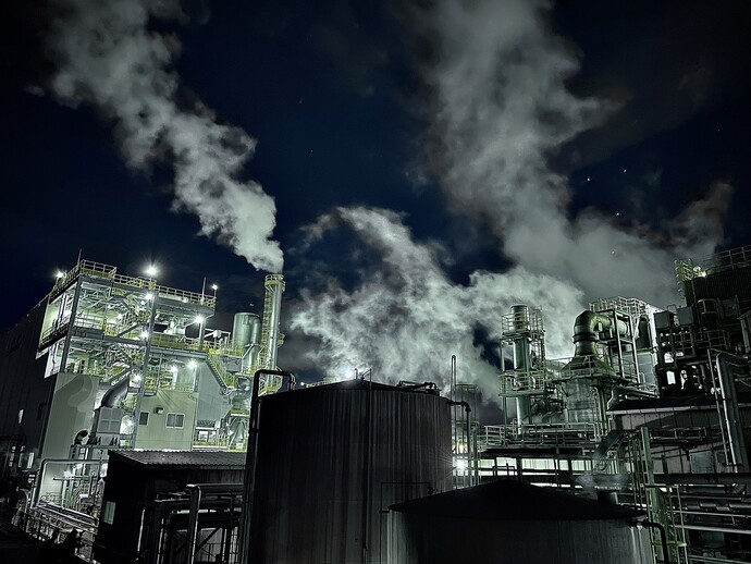 水蒸気を上げるレンゴー株式会社尼崎工場