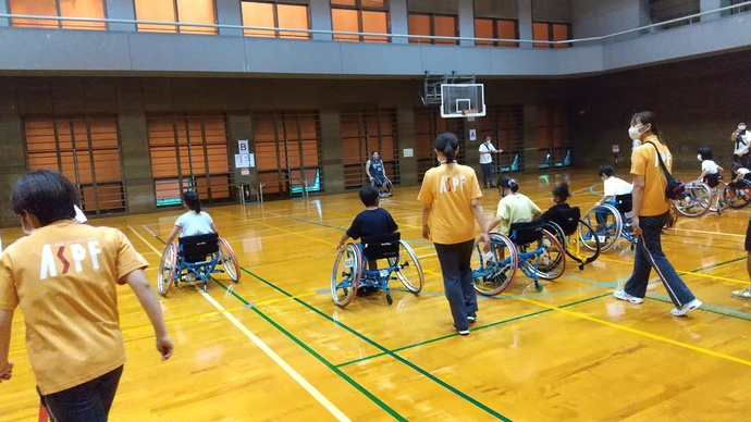 車いすバスケットボールを体験している様子