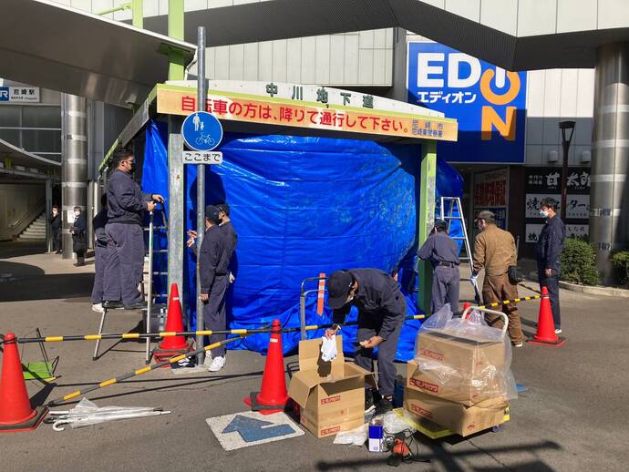 中川地下道の看板の修繕工事の様子