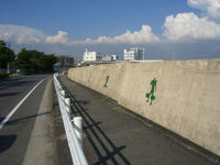 神崎川堤防のペインティング