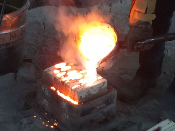 青銅を鋳型に流し込む