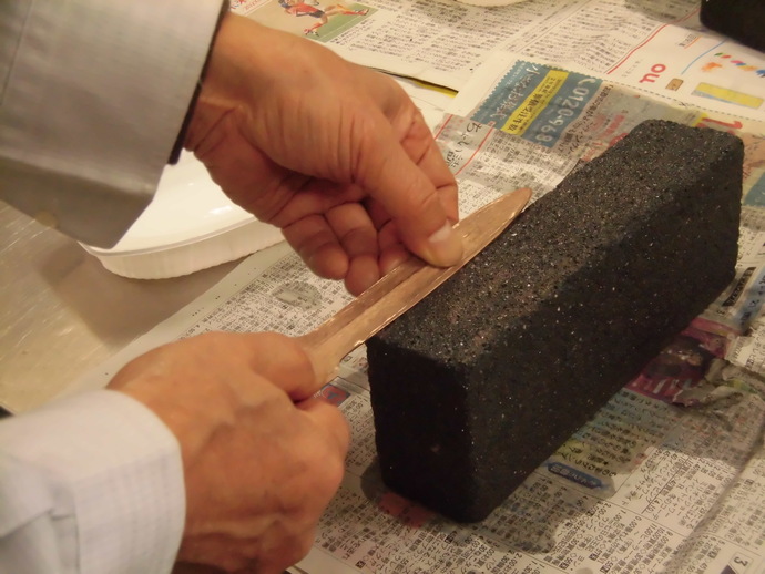 2回目銅鏡を磨く