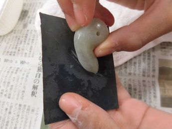 まが玉を耐水ペーパーで磨く