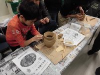 粘土から土器の形をつくる