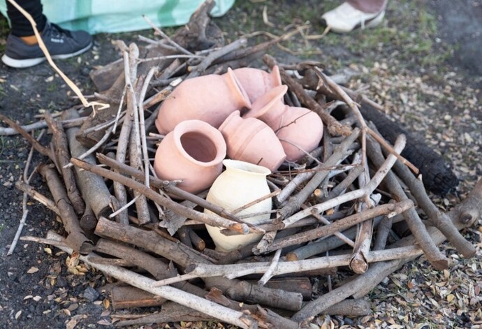 弥生土器の野焼きの様子
