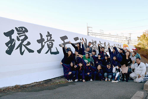 稲村市長も応援に駆けつけ、みんなで記念写真