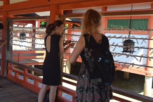 おみくじを結びます（厳島神社）