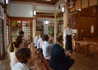 神道について様々な質問がされました（富松神社）