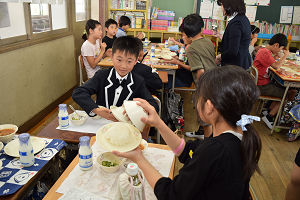浦風小学校での交流活動3（給食）