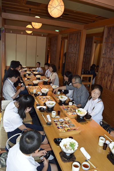 昼食会