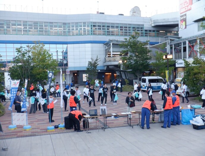 阪神出屋敷駅北においてのGoodマナー&クリーンキャンペーン風景