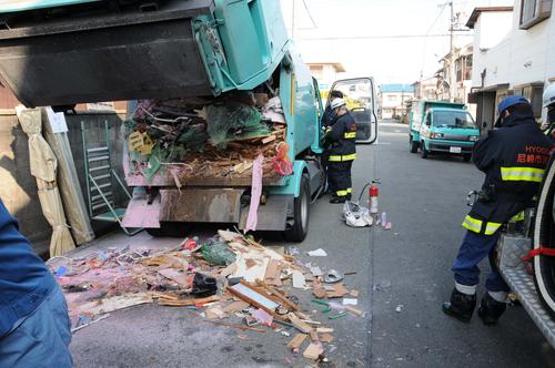 収集車火災