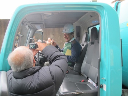 運転席に乗る研修生