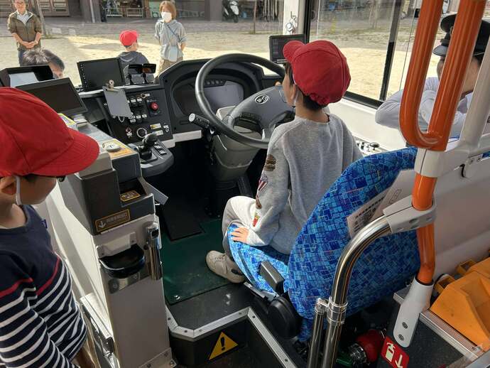 運転席を体験する児童