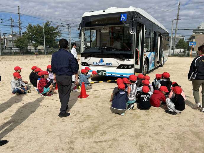 バスの死角を確認する児童