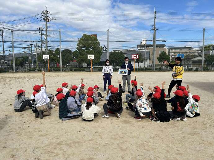 交通ルールを確認する児童