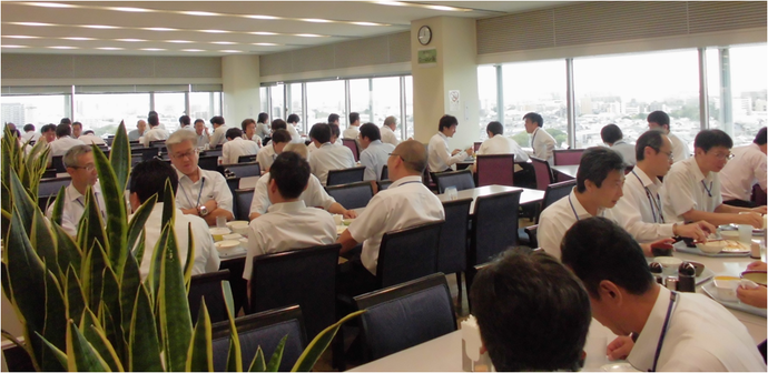 給食を食べている様子