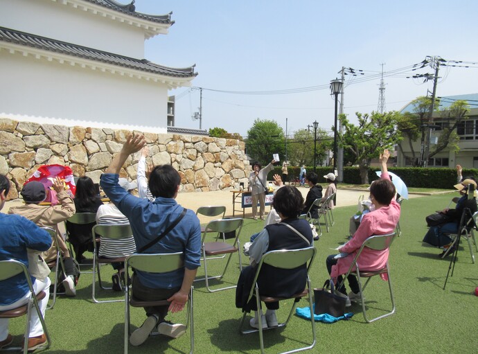 春に城址公園で開催したビブリオバトルの様子