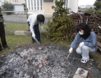 焼きあがった作品を拾い上げている写真