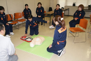 心電図解析中に傷病者に触れないようにしている写真