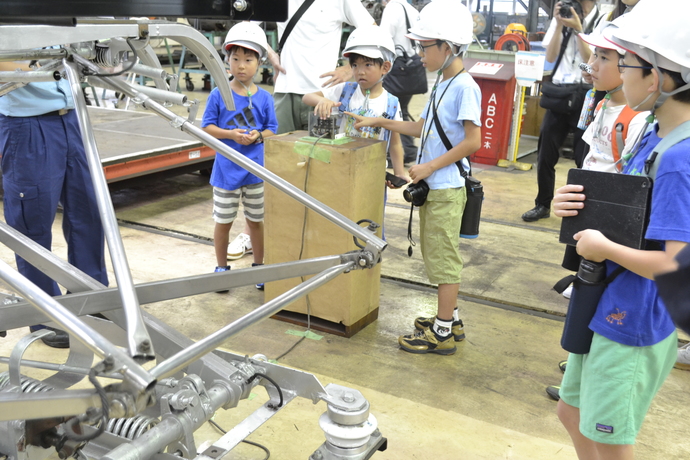 写真、阪神電車の基地見学をする子どもたち