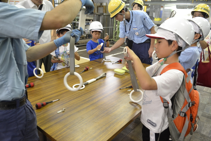 写真、つり革制作を楽しむ子どもたち