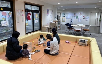 総合相談担当が運営する、「サロン」の写真です。予約なしで遊びに来ていただける、未就学児のお子様を主に対象とした遊び場です。専門の職員がお子様と遊びながら保護者の方の日頃のお困りごとを伺います。