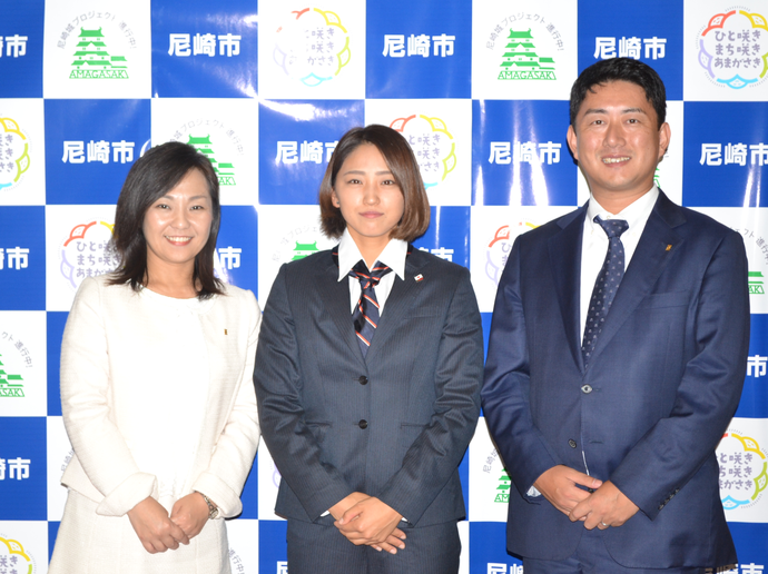 稲村市長（左）松本教育長（右）と佐藤友佳選手（中央）