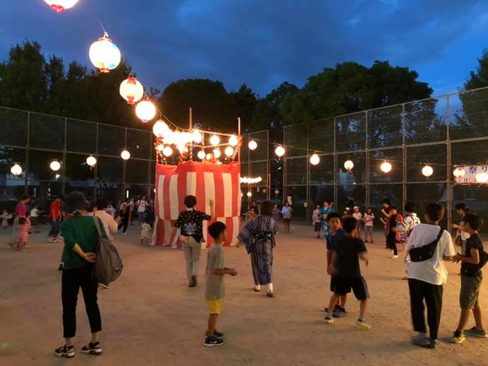 吹上公園の友行盆踊り大会の様子