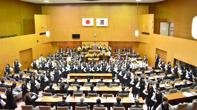 写真、議場コンサートの様子