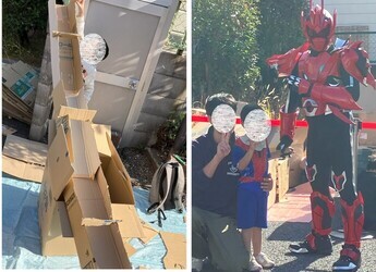 作品とヒーローとの記念撮影写真