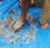 子どもが防災スリッパをはいて足の裏の痛みをたしかめている