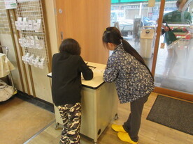 メッセージを書くこども