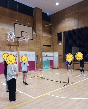 集会室でバレー