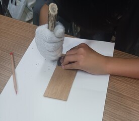 石を割る作業