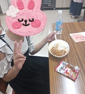 食堂で食べる女の子