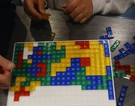 ゲームで遊ぶ子ども達