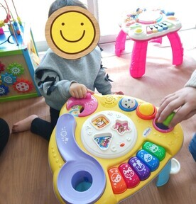 おもちゃで遊ぶ幼児