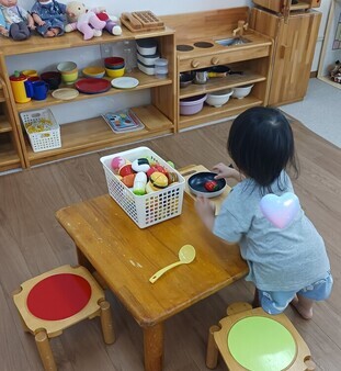 おもちゃで遊ぶこども