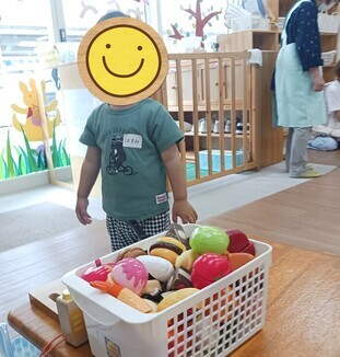おもちゃであそぶこども