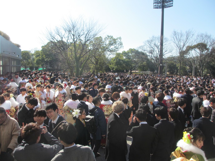 写真、記念公園の屋外に集まる新成人たち