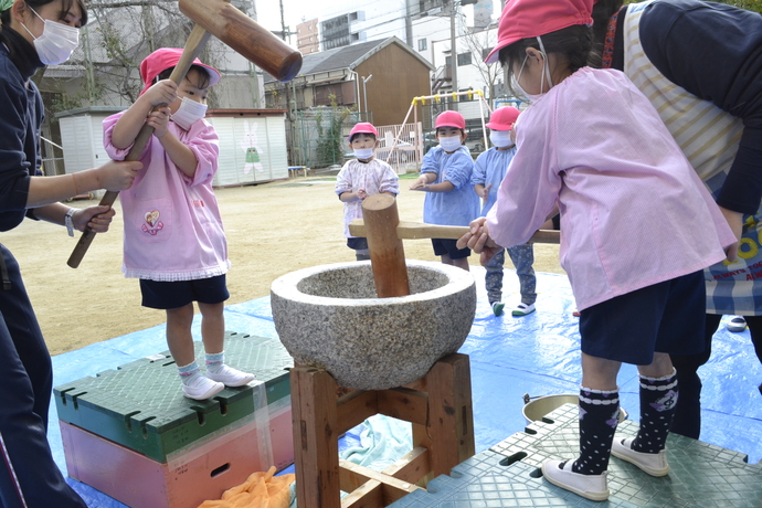 写真、もちつきを楽しむ園児たち