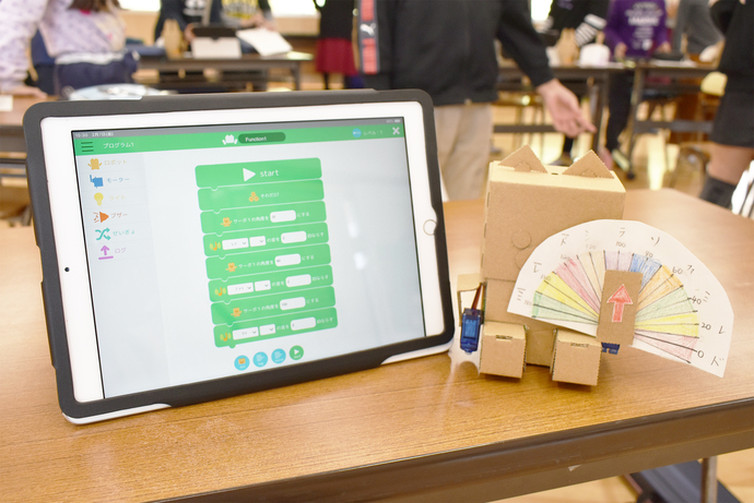 画像、プログラミング教材エムボットとタブレット端末