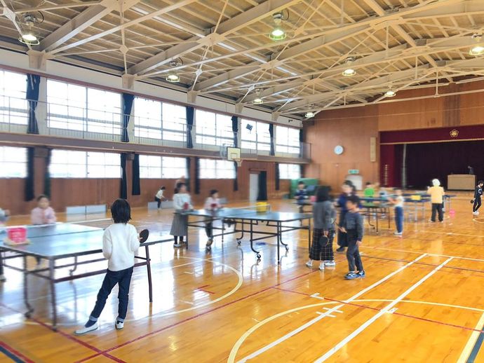 武庫庄小学校のスポーツクラブ21の卓球教室の様子