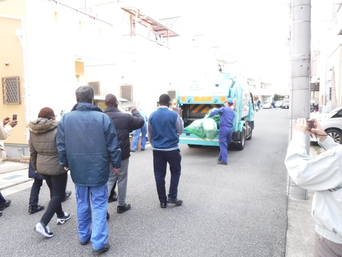 実際に収集している現場を見学しています。