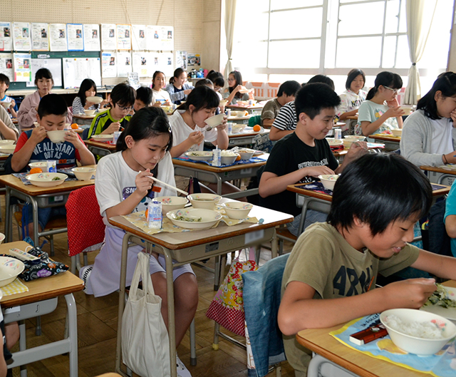 給食を食べている様子